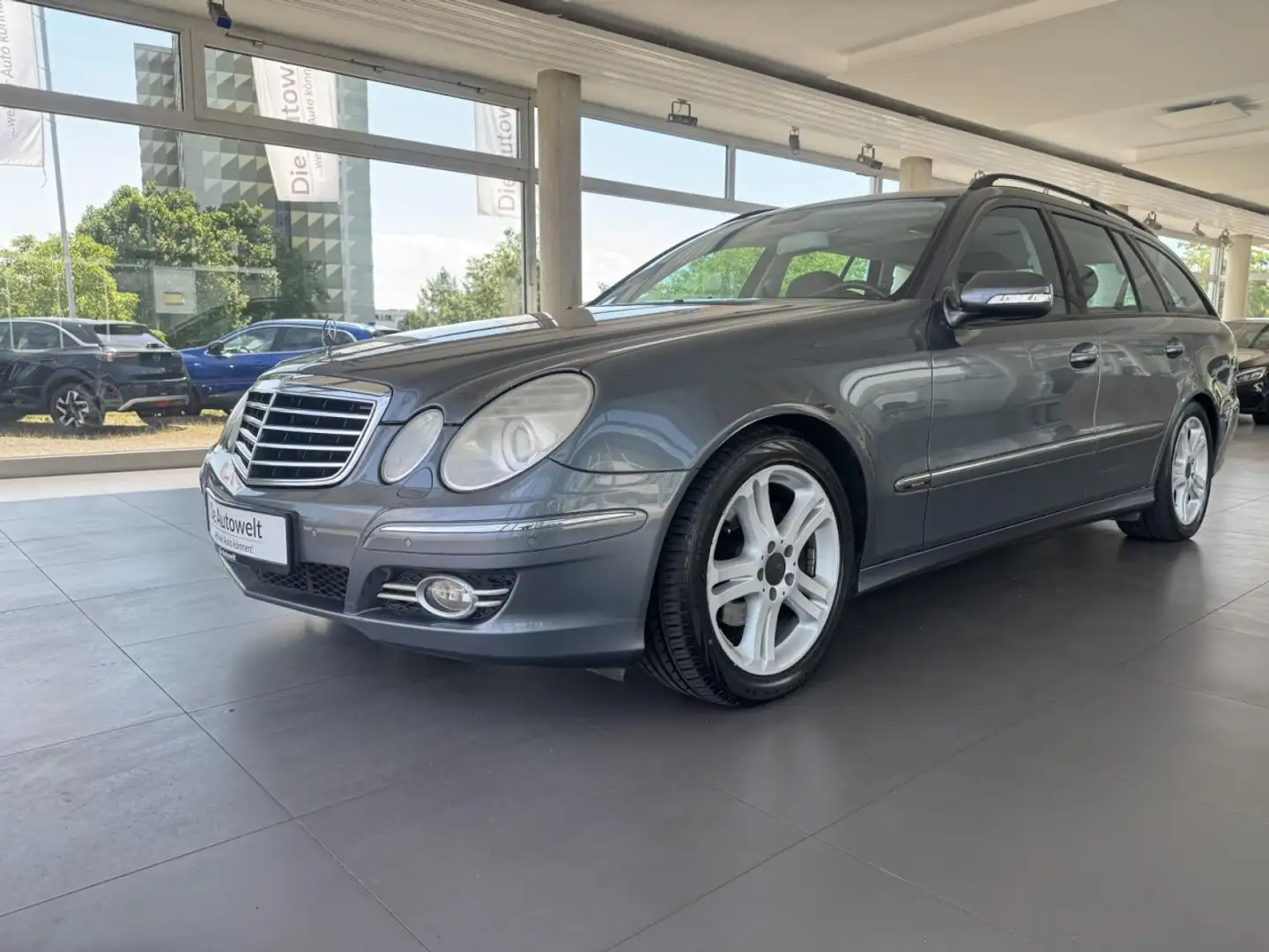 Mercedes-Benz E 220 T CDI AUT SCHIEBEDACH KLIMAAUT NAVI SHZG Grau - 2