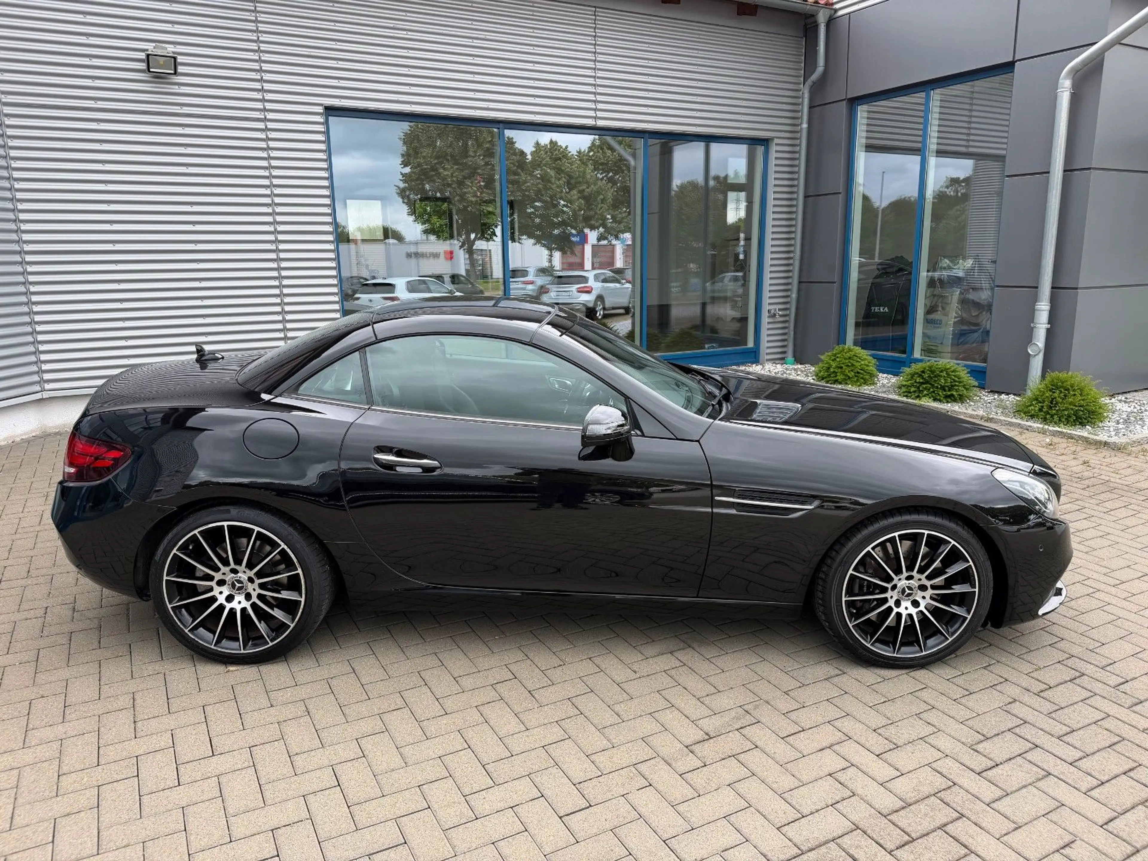 Mercedes-Benz SLC 300 Cabrio/Night-Paket (AMG)/Airscarf/H&K — photo 4