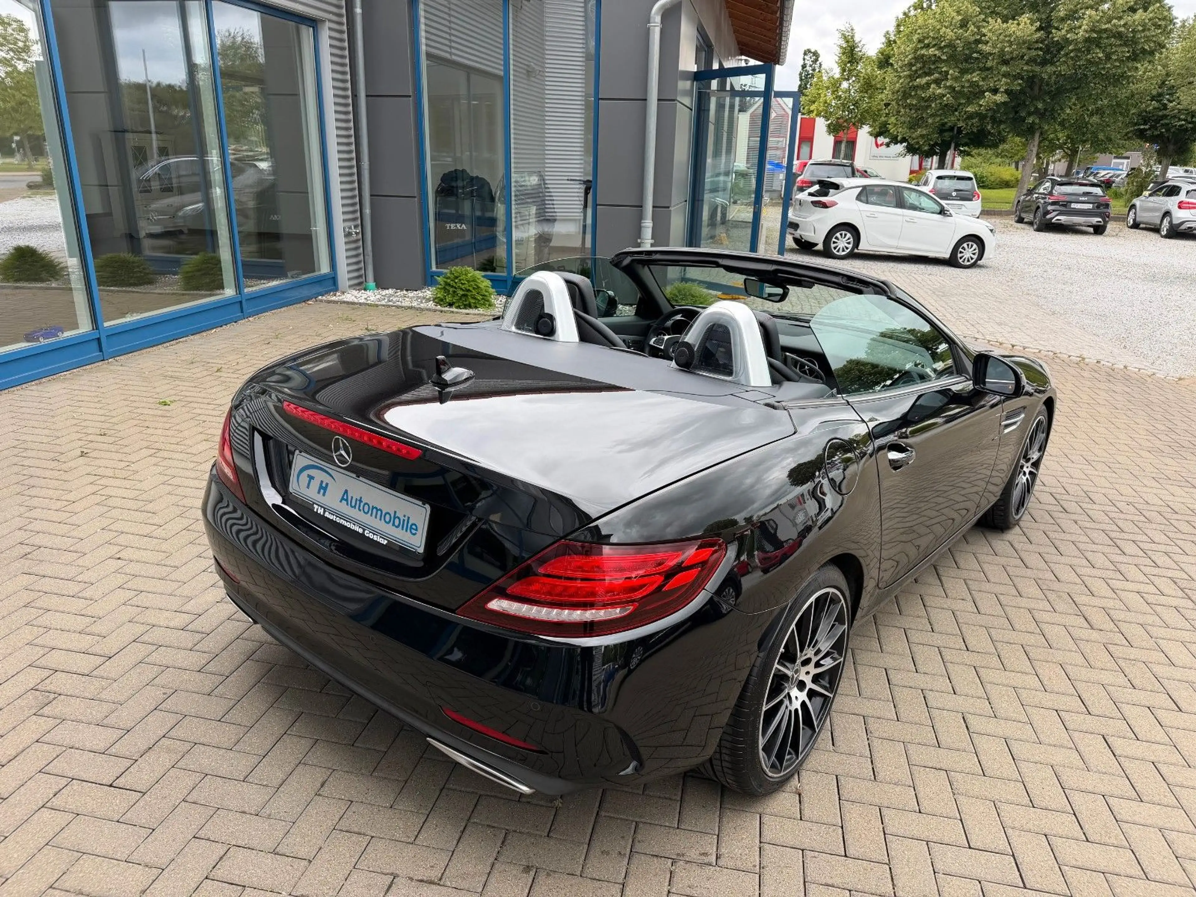 Mercedes-Benz SLC 300 Cabrio/Night-Paket (AMG)/Airscarf/H&K — photo 12