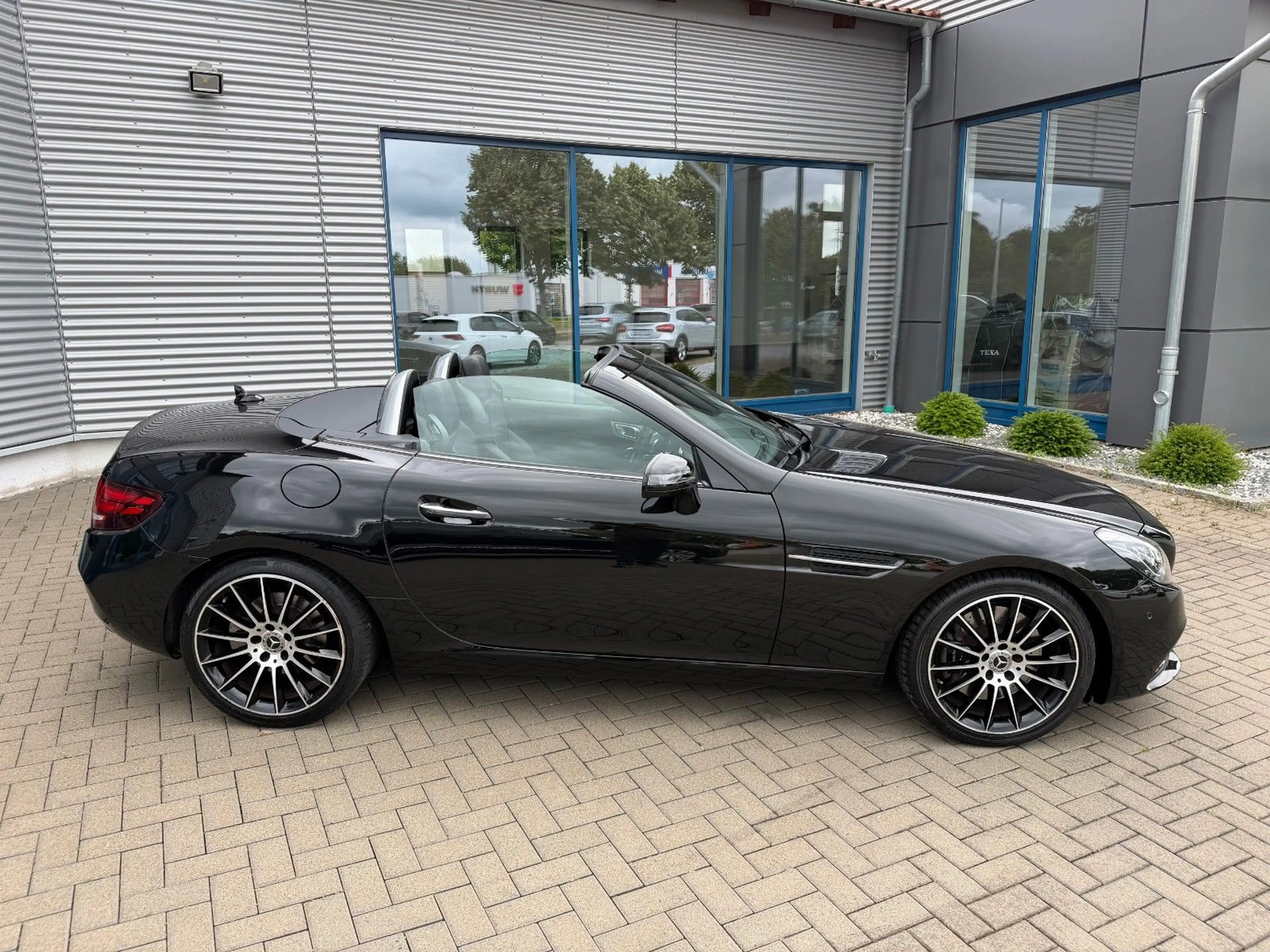 Mercedes-Benz SLC 300 Cabrio/Night-Paket (AMG)/Airscarf/H&K — photo 15