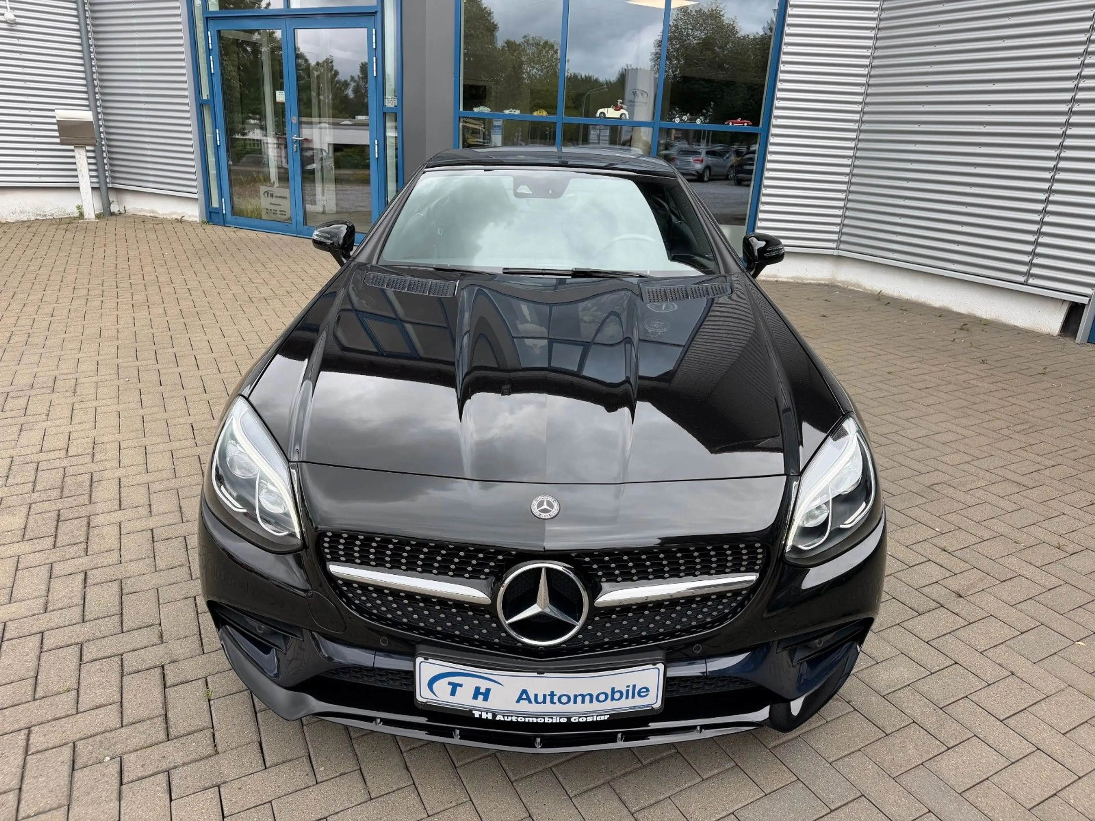 Mercedes-Benz SLC 300 Cabrio/Night-Paket (AMG)/Airscarf/H&K — photo 2