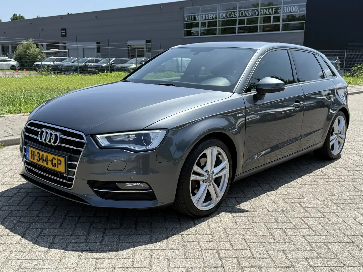 Audi A3 Sportback 1.4 TFSI Ambiente Pro Line plus Meeneemp Gris - 2
