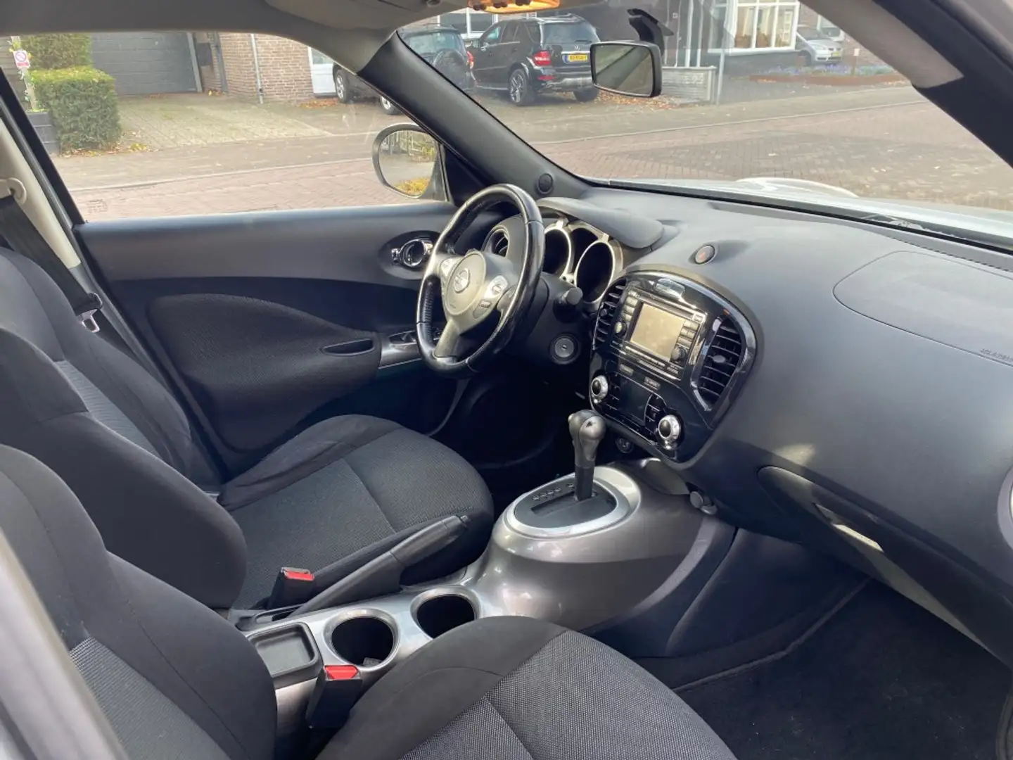 Nissan Juke 1.6 CONNECT ED. AUTOMAAT / NAVI / CAMERA / ECC / C Grijs - 2