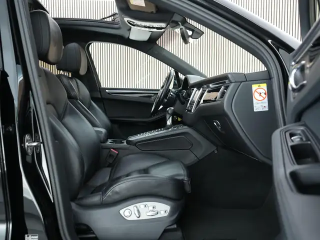 Porsche Macan view 4