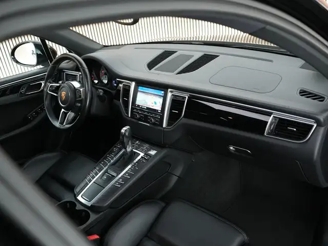 Porsche Macan view 3