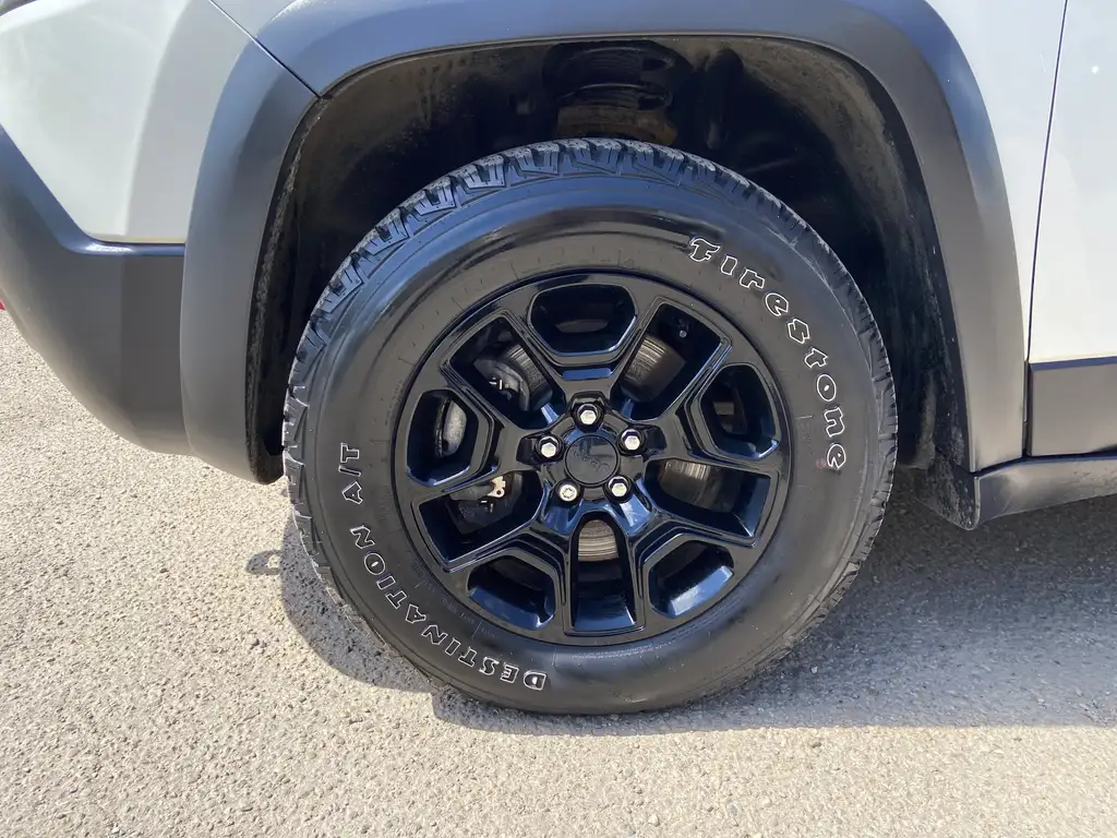 2019 Jeep Cherokee Trailhawk | Remote Start | Heated/Cooled Seats | P — photo 3