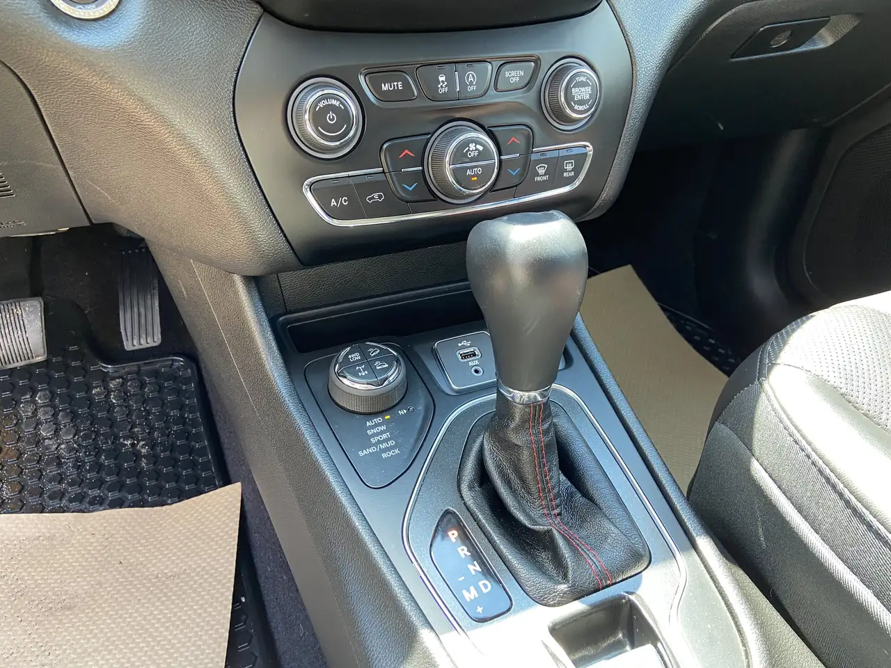Jeep Cherokee photo Jeep Cherokee