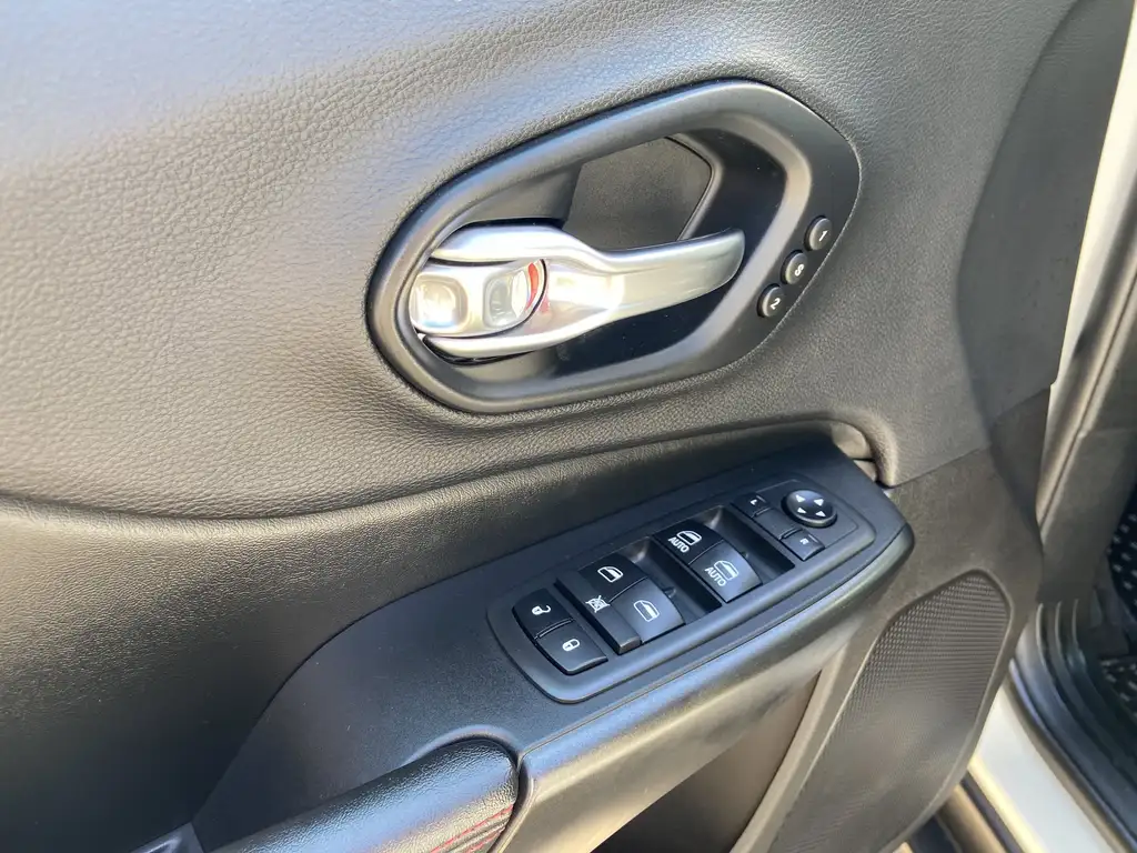 2019 Jeep Cherokee Trailhawk | Remote Start | Heated/Cooled Seats | P — photo 5