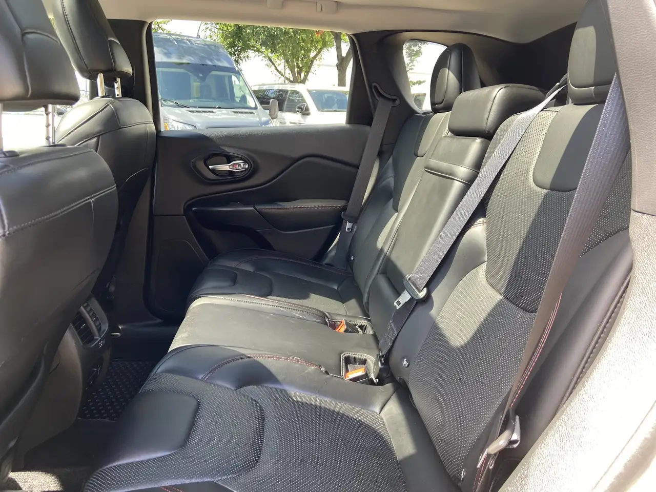 Jeep Cherokee photo Jeep Cherokee