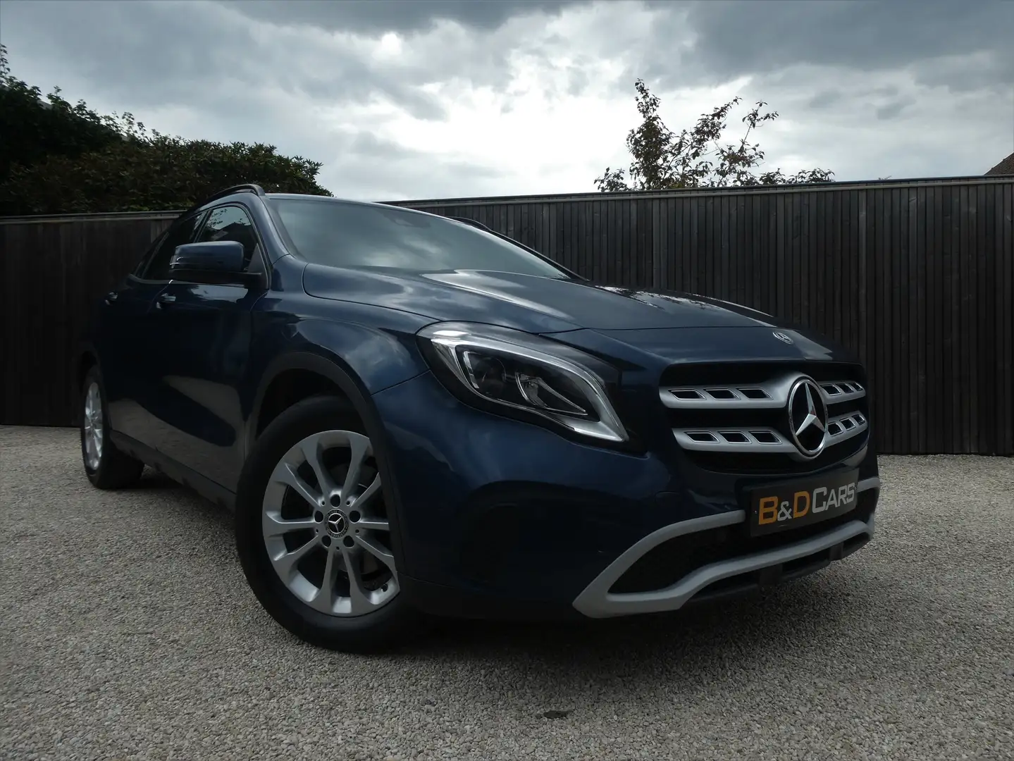 Mercedes-Benz GLA 180 (EU6.2) 1steHAND/1MAIN HALF-LEDER/FULL LED/NAVI Bleu - 1