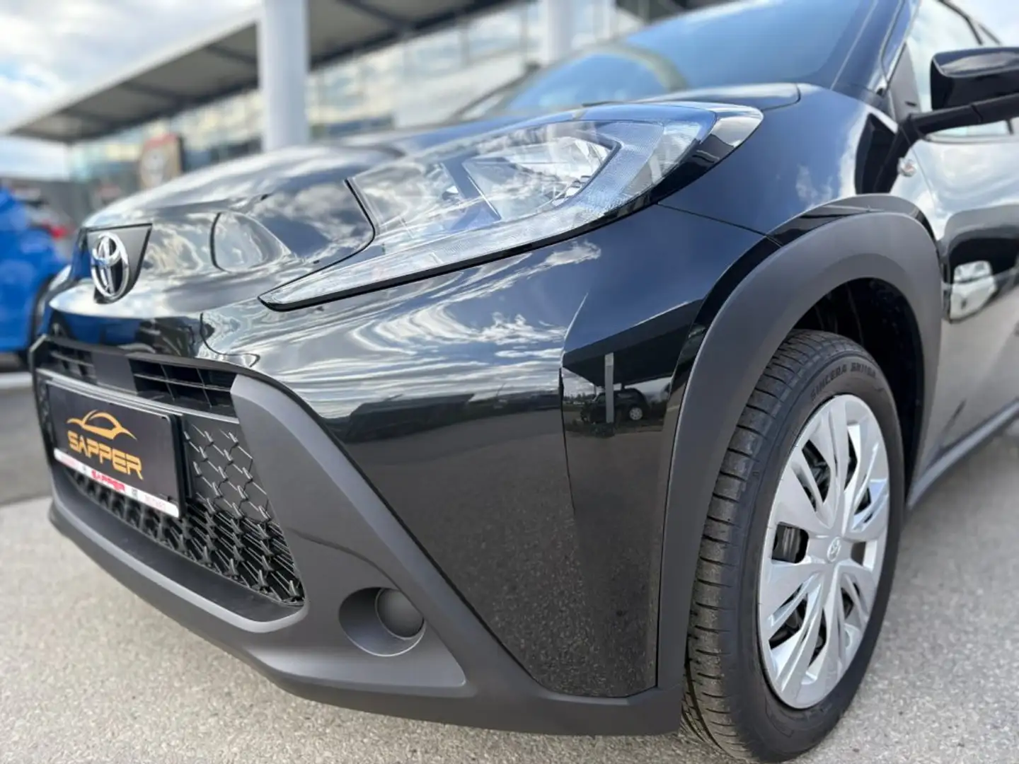 Toyota Aygo X 1,0 VVT-i Play Schwarz - 2