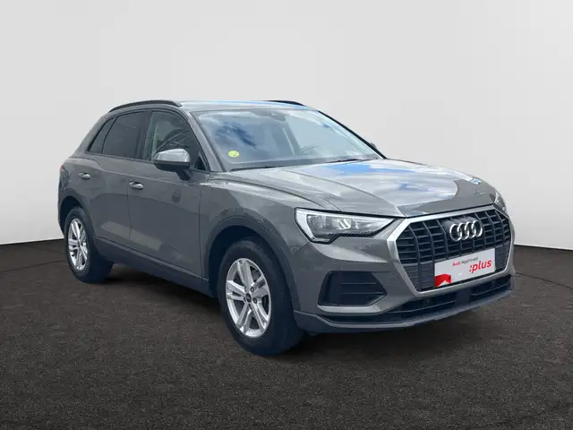 Audi Q3 view 4