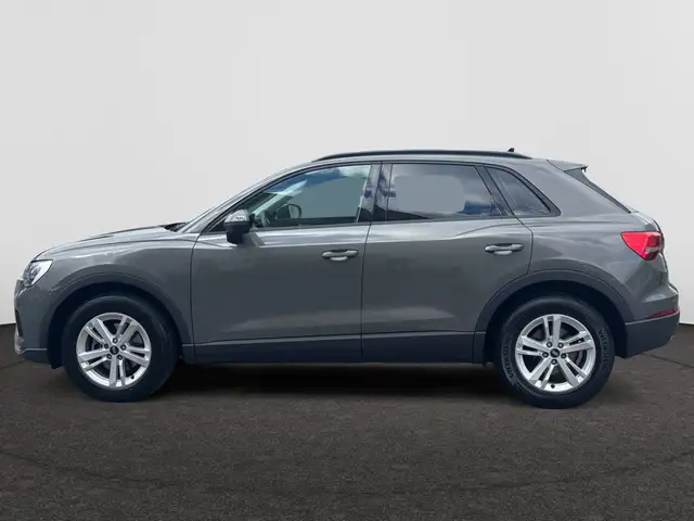 Audi Q3 view 8