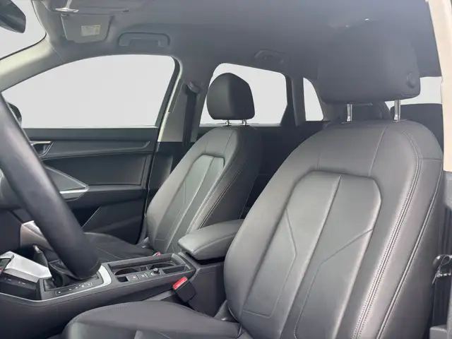 Audi Q3 view 9