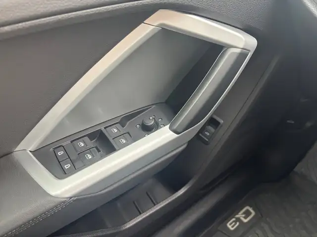 Audi Q3 view 14