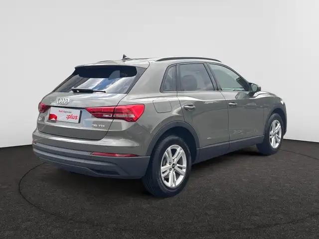 Audi Q3 view 5