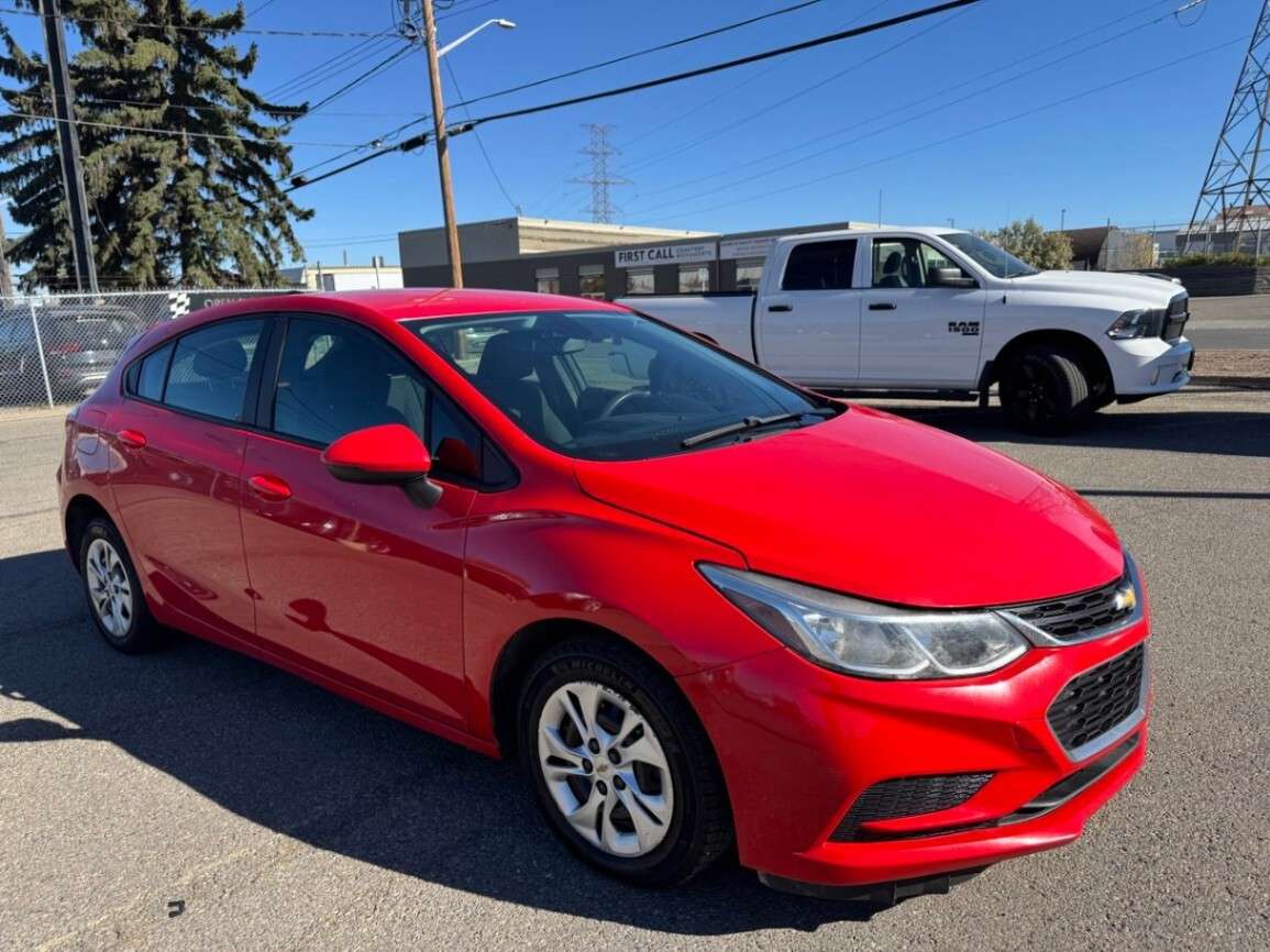 2019 Chevrolet Cruze 4dr HB LS — снимка 1