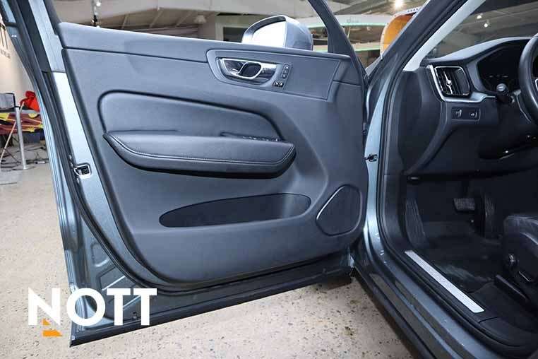 2018 Volvo XC60 T6 INSCRIPTION | Local Manitoba thumb 10