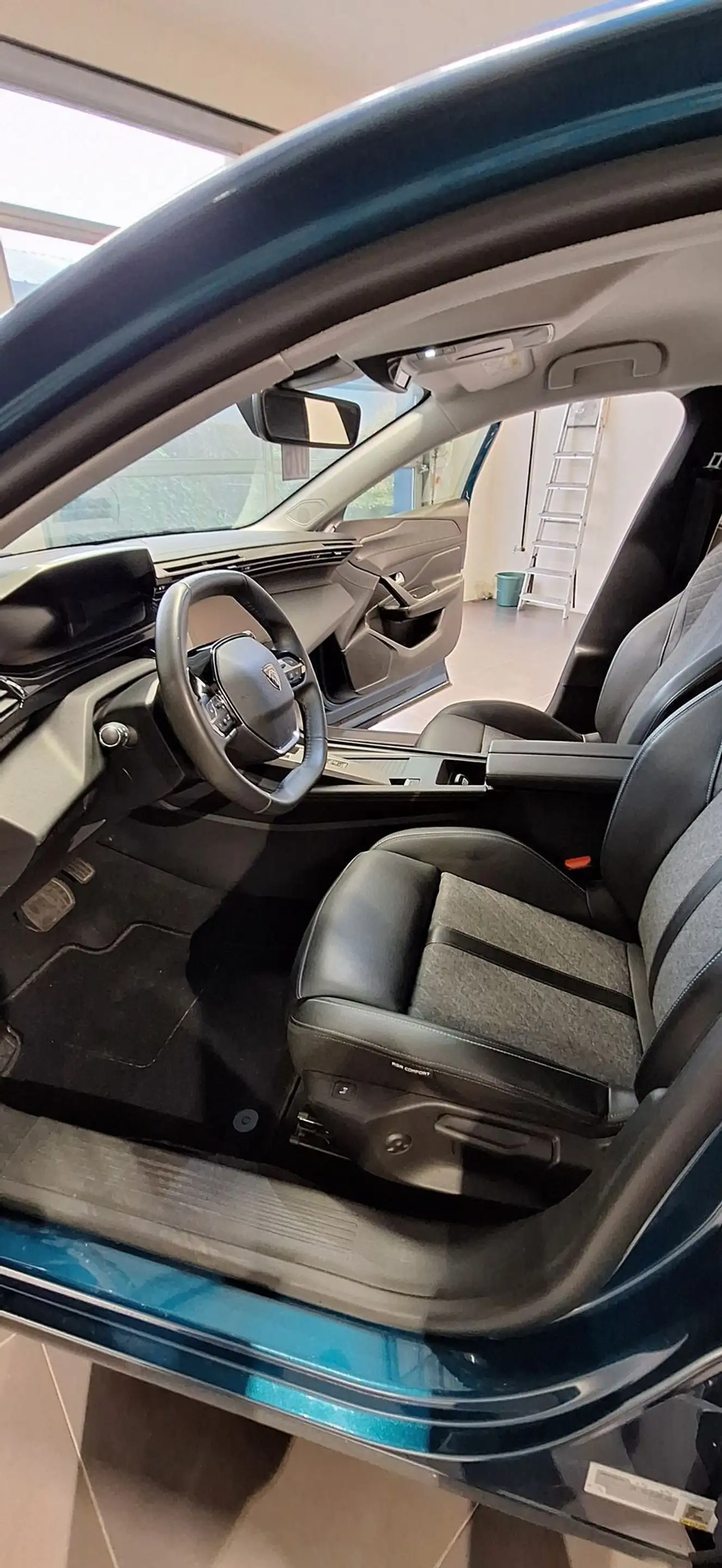 Peugeot 408 PureTech S&S Allure EAT8 — photo 15