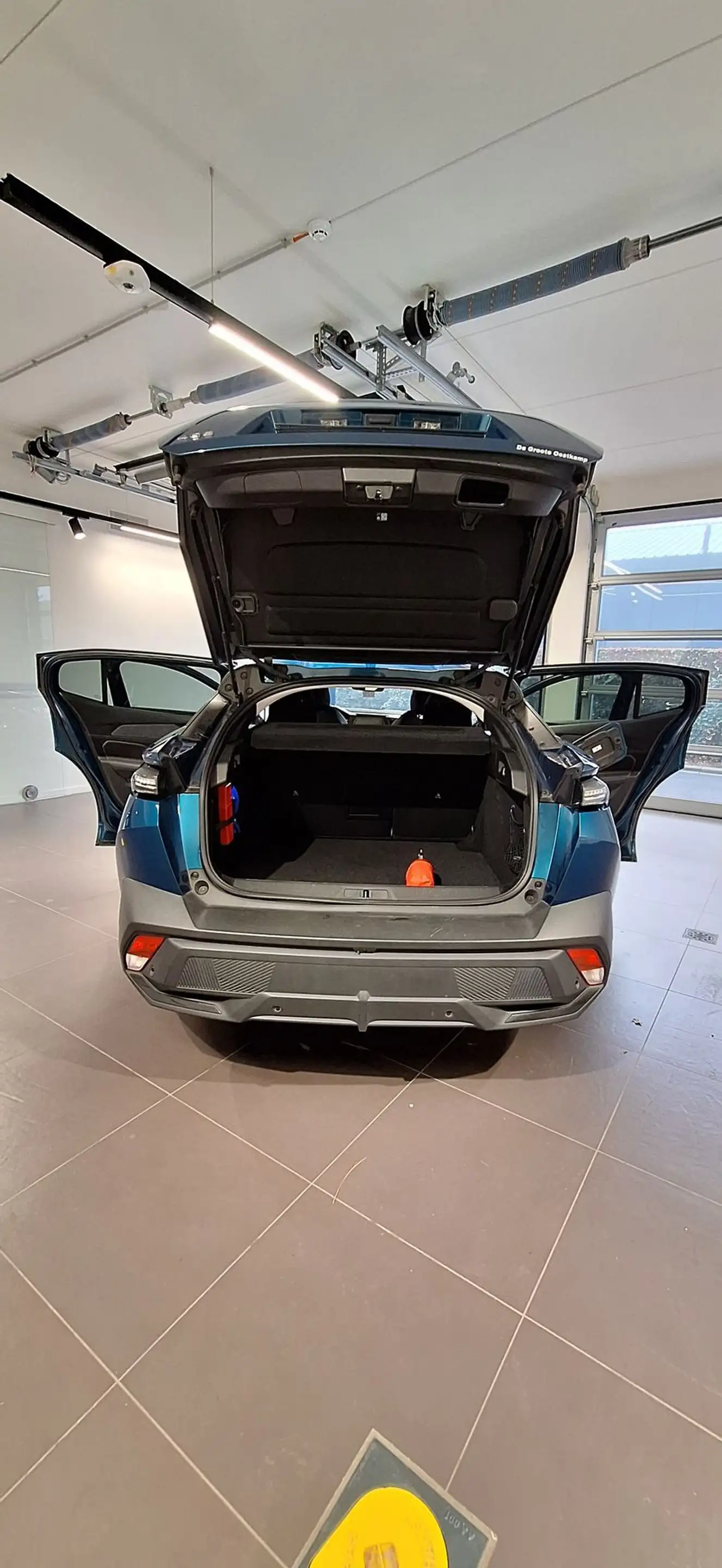 Peugeot 408 PureTech S&S Allure EAT8 — photo 12