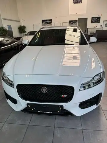 Jaguar XF view 3