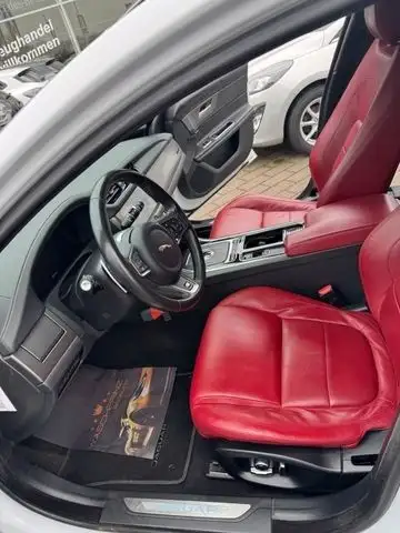 Jaguar XF view 8
