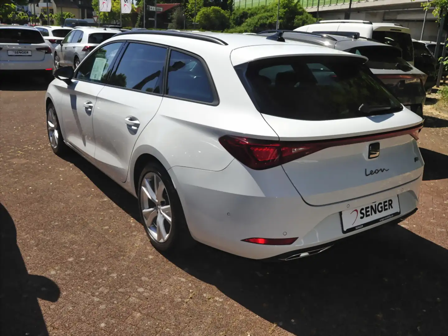 SEAT Leon 1.5 eTSI FR-Line DSG Navi LED PDC ACC Weiß - 2