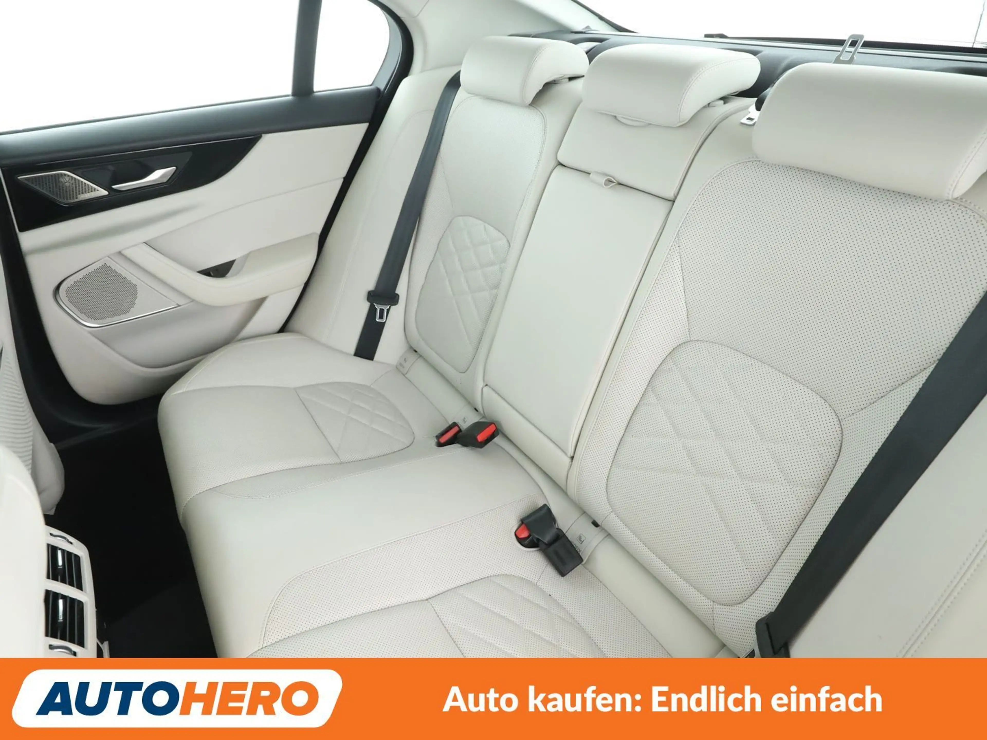 Jaguar XE 30t HSE AWD Aut.*NAVI*ACC*CAM*PDC*SHZ*PANO* — photo 14
