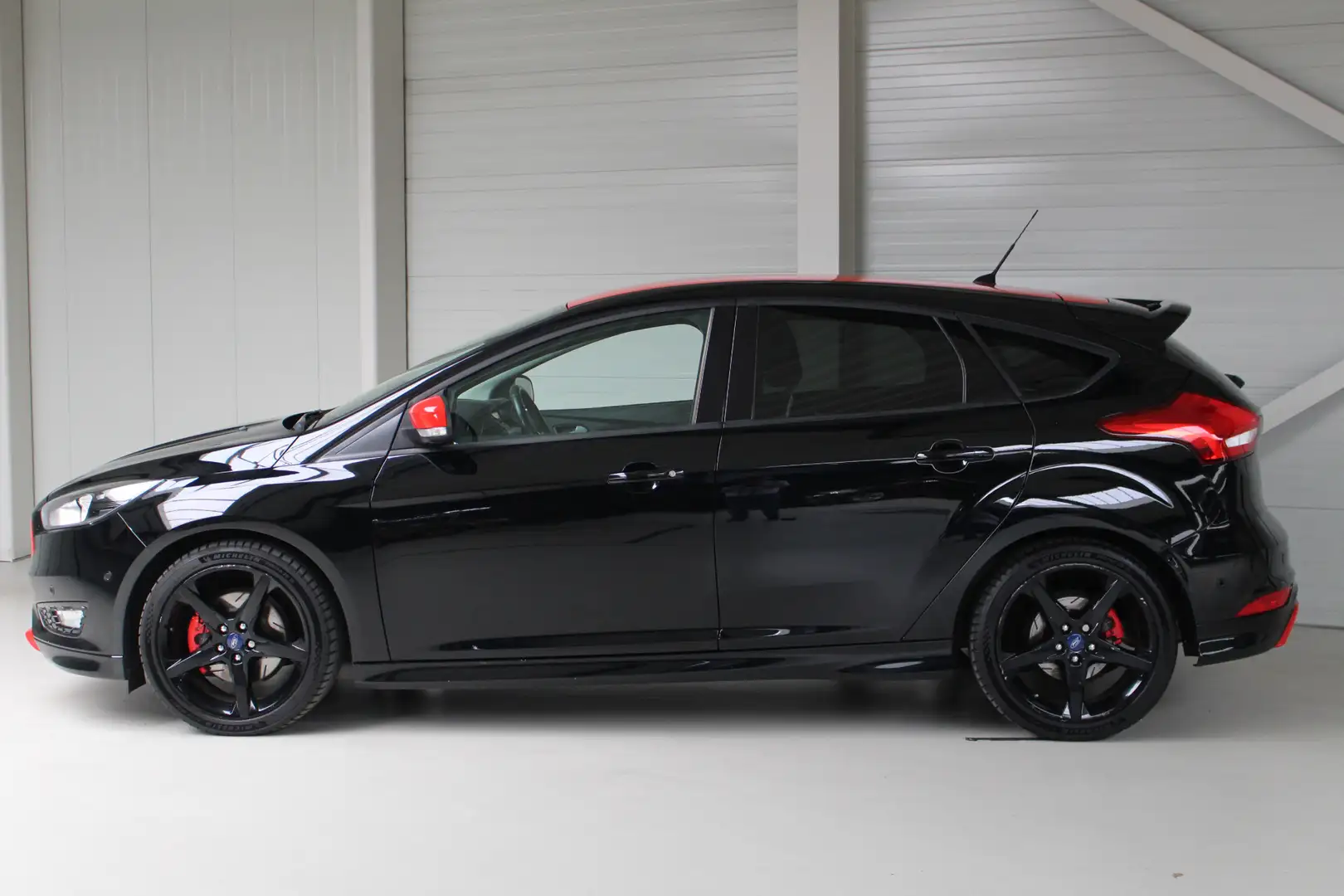 Ford Focus 1.5 Black Edition Airco | 18" Velgen | Navigatie | Schwarz - 2