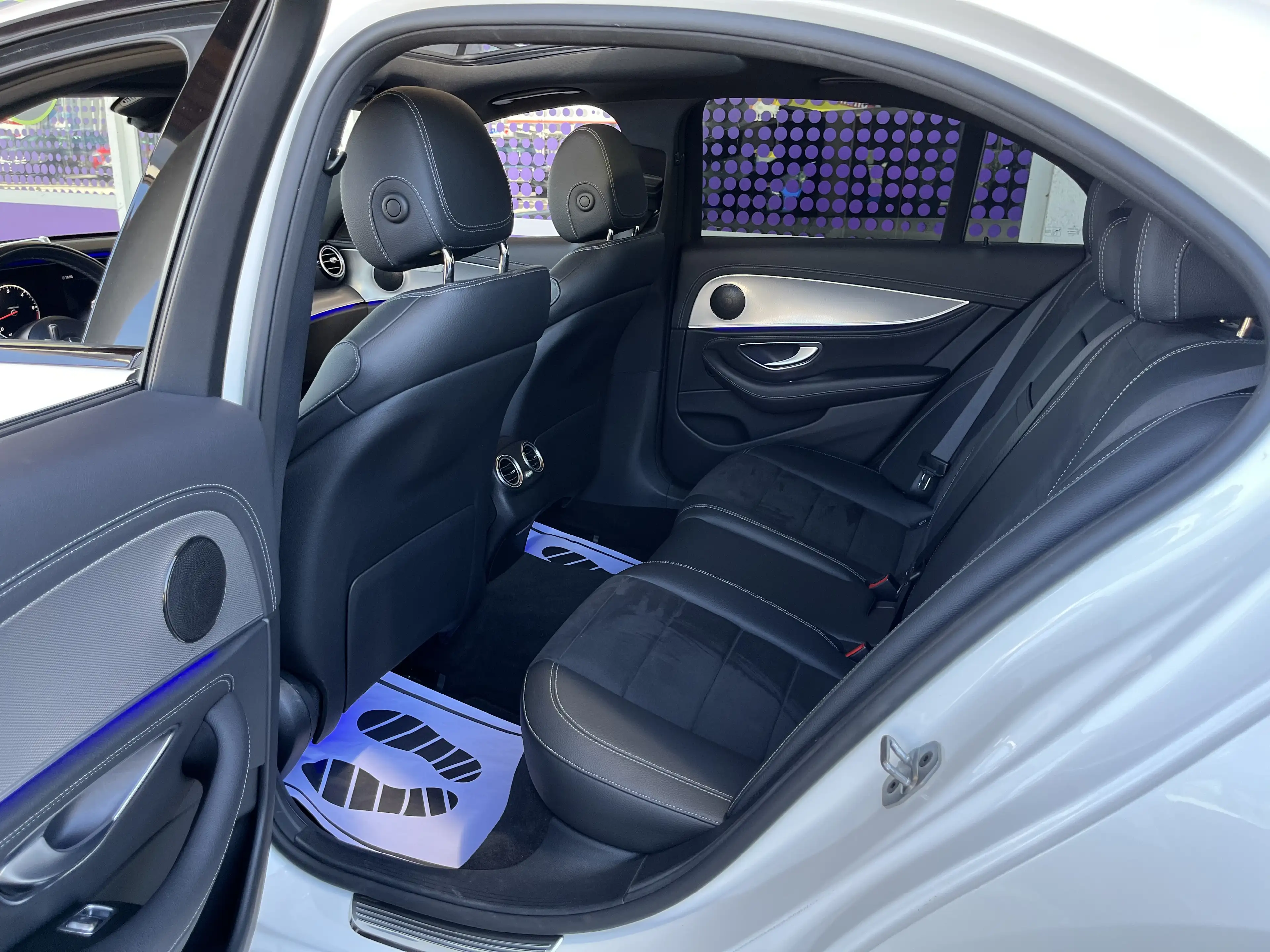 Mercedes-Benz E 400 E 400d 4Matic AMG Line / Night Paket / Panorama — photo 15