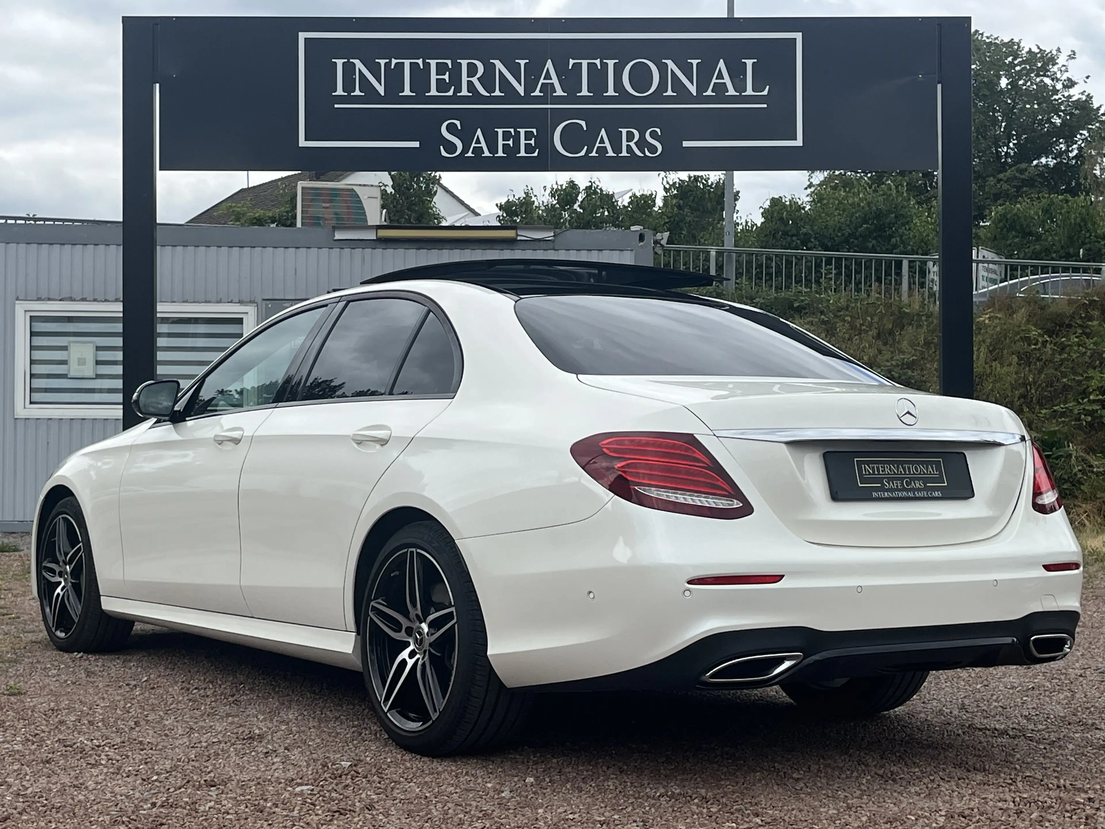 Mercedes-Benz E 400 E 400d 4Matic AMG Line / Night Paket / Panorama — photo 5