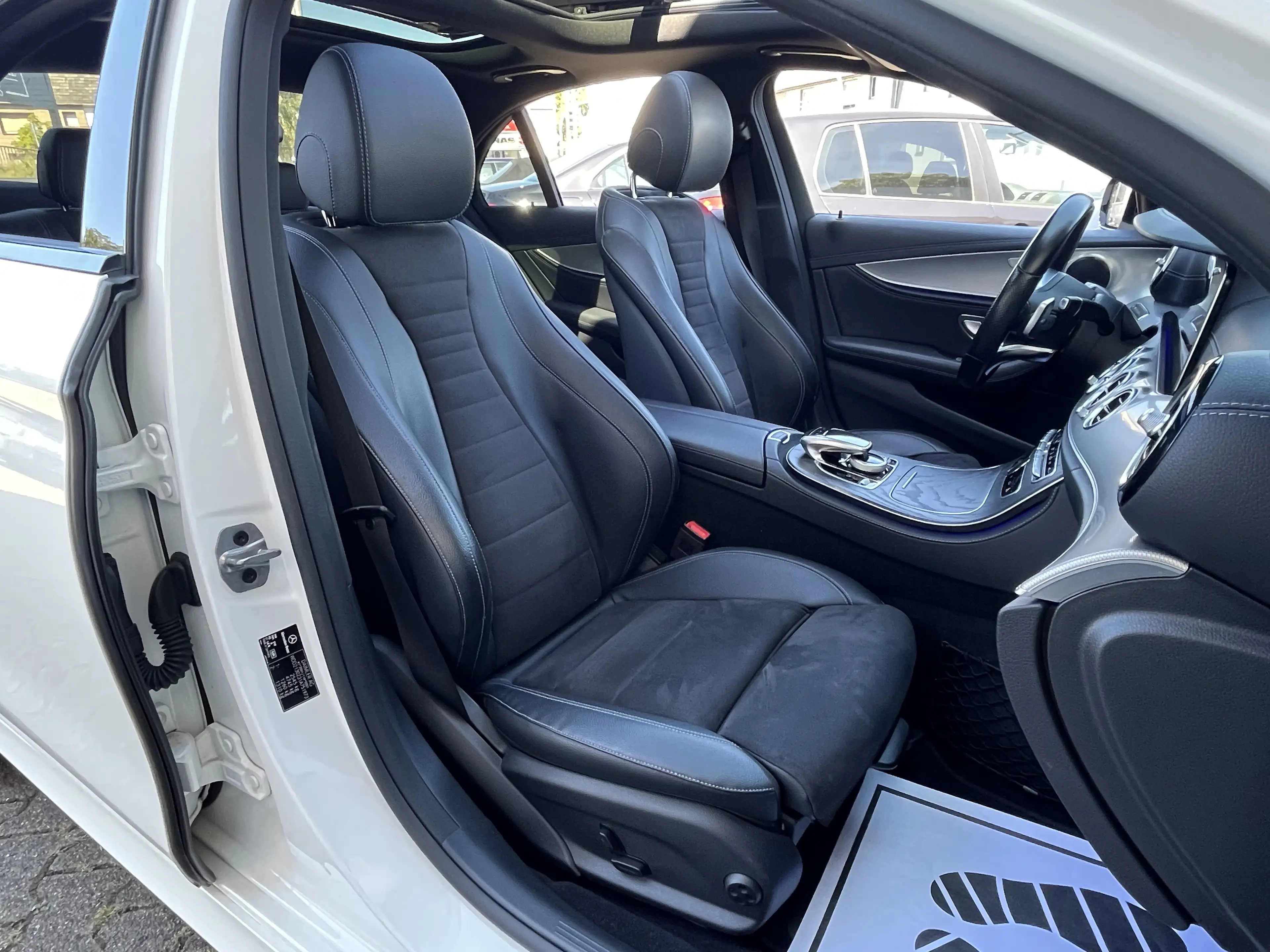 Mercedes-Benz E 400 E 400d 4Matic AMG Line / Night Paket / Panorama — photo 14