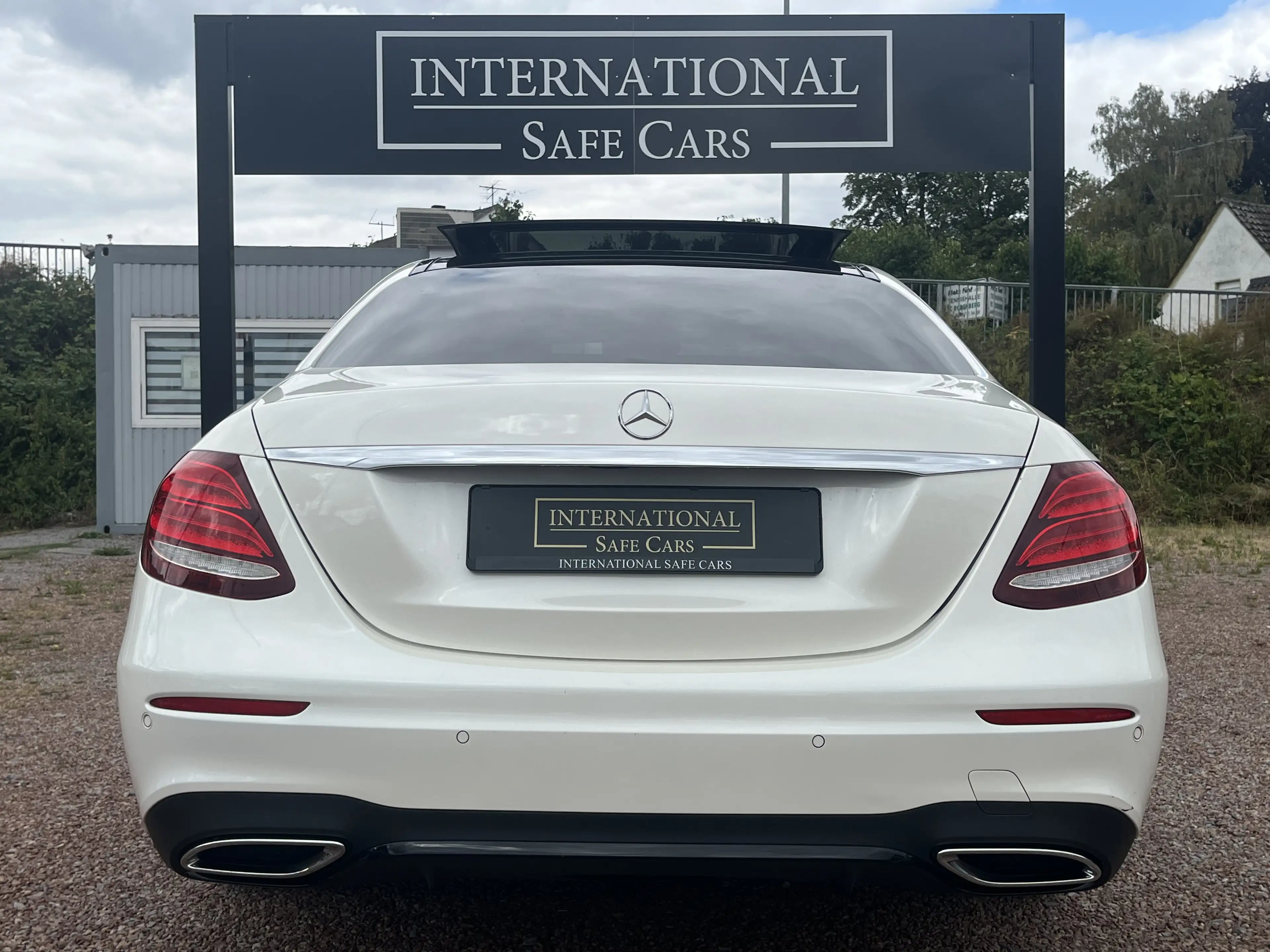 Mercedes-Benz E 400 E 400d 4Matic AMG Line / Night Paket / Panorama — photo 4