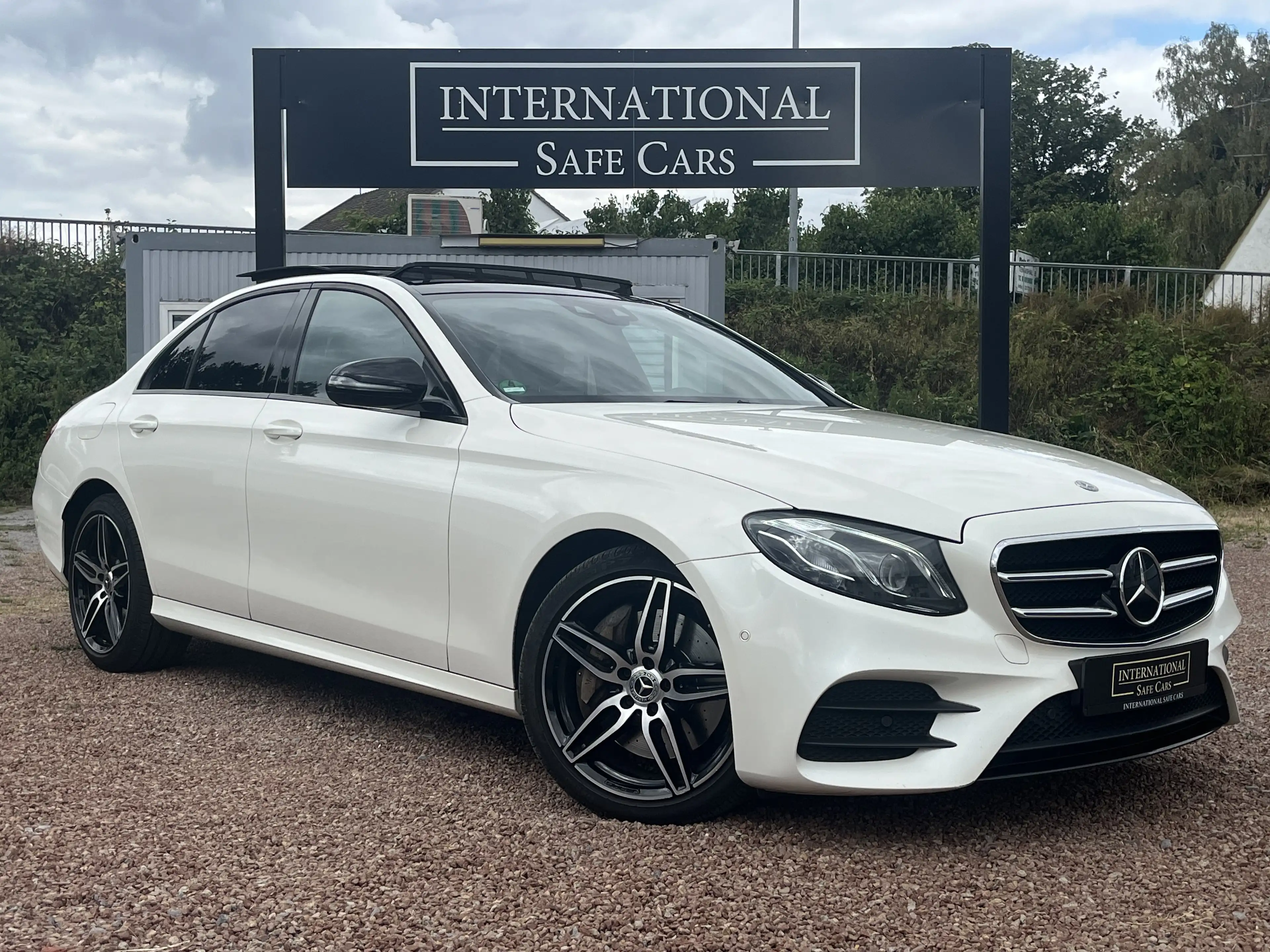 Mercedes-Benz E 400 E 400d 4Matic AMG Line / Night Paket / Panorama — photo 2