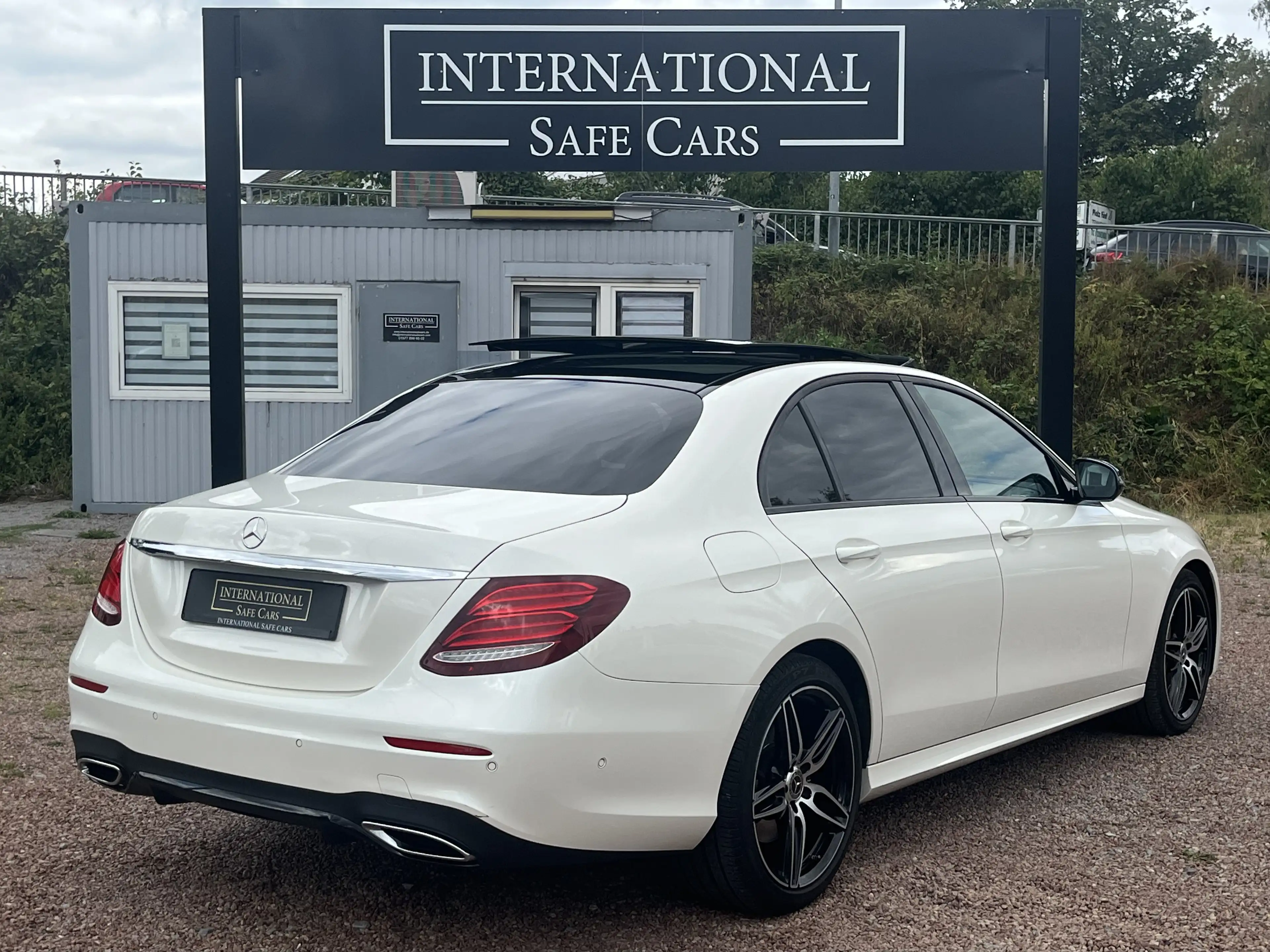 Mercedes-Benz E 400 E 400d 4Matic AMG Line / Night Paket / Panorama — photo 3