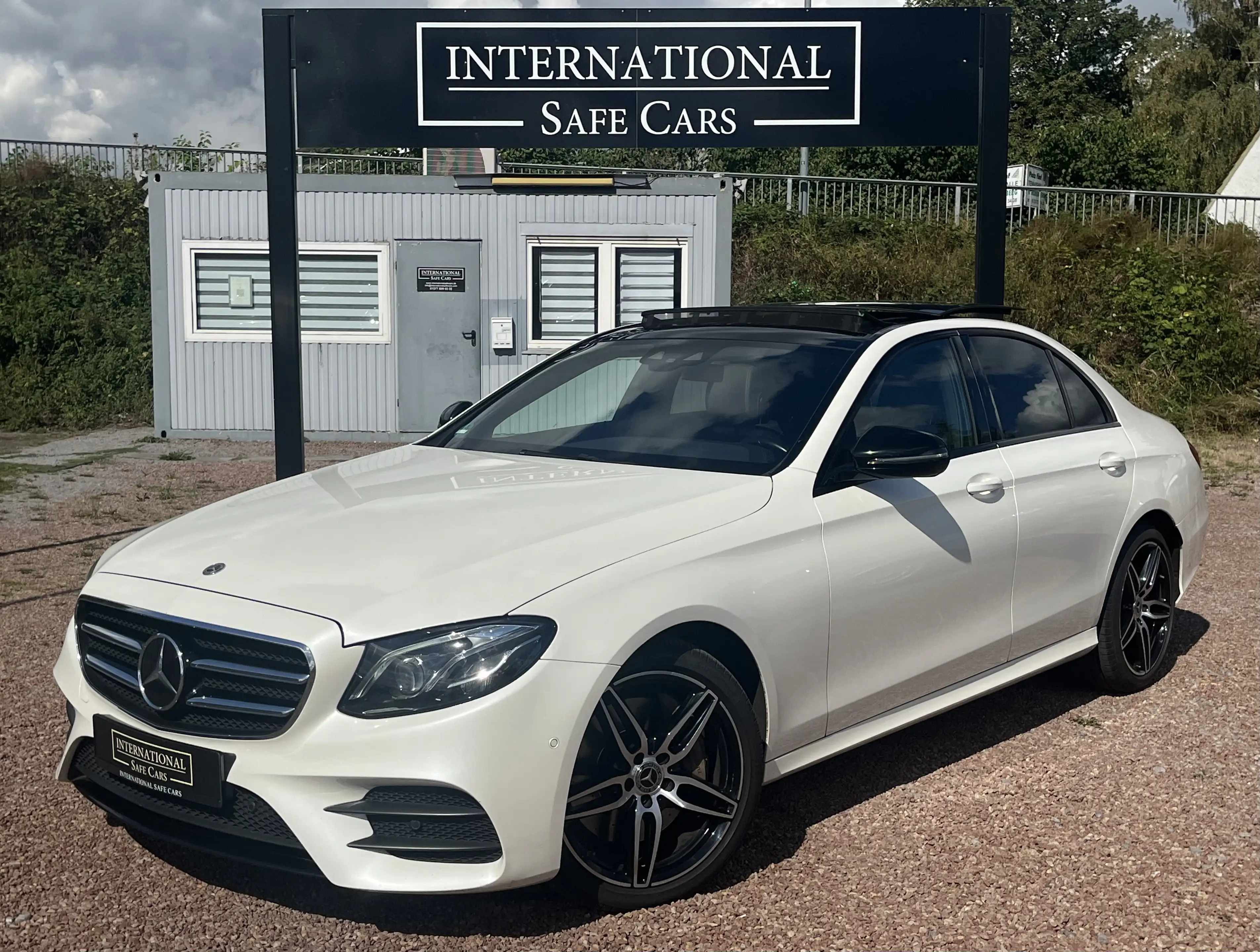 Mercedes-Benz E 400 E 400d 4Matic AMG Line / Night Paket / Panorama