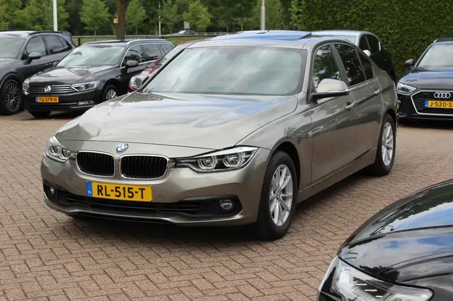 BMW 3 Series view 6