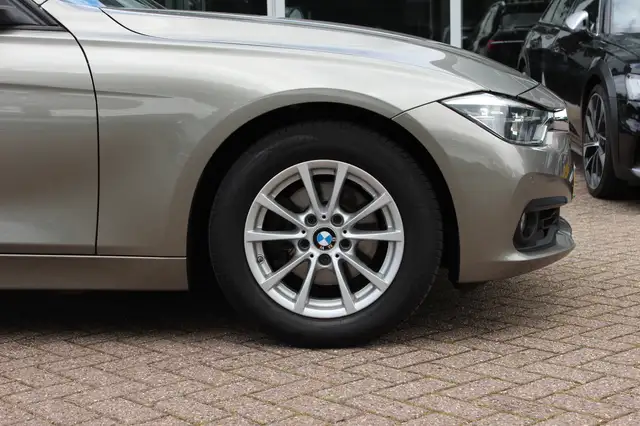 BMW 3 Series view 14