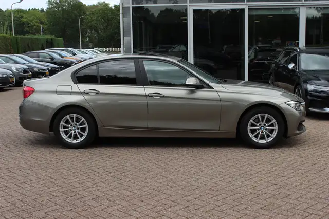 BMW 3 Series view 5