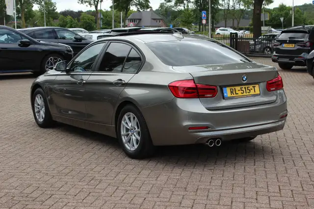 BMW 3 Series view 3