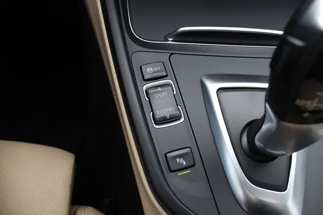 BMW 3 Series view 29