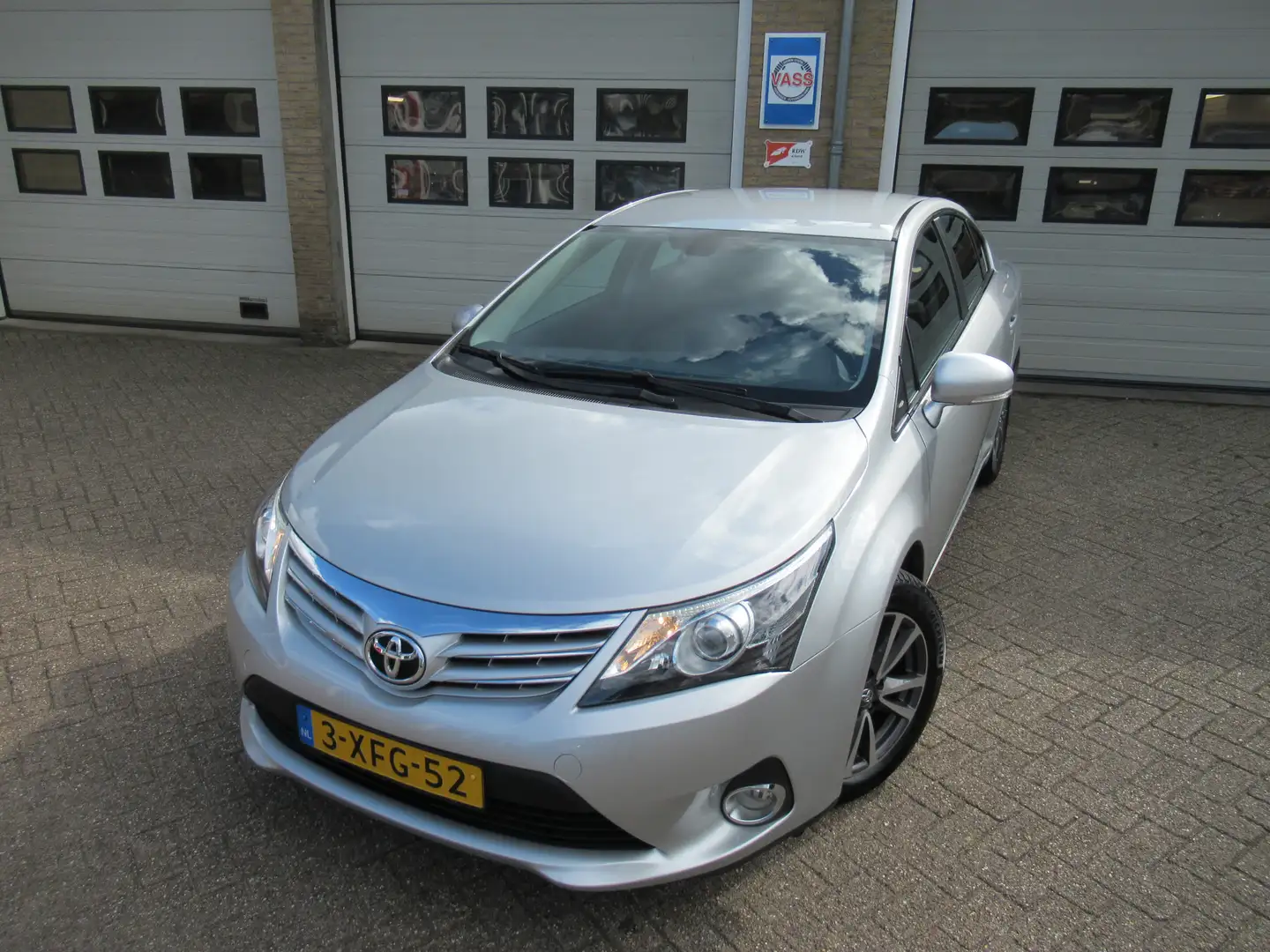 Toyota Avensis 1.6 VVTi Comfort Gris - 1