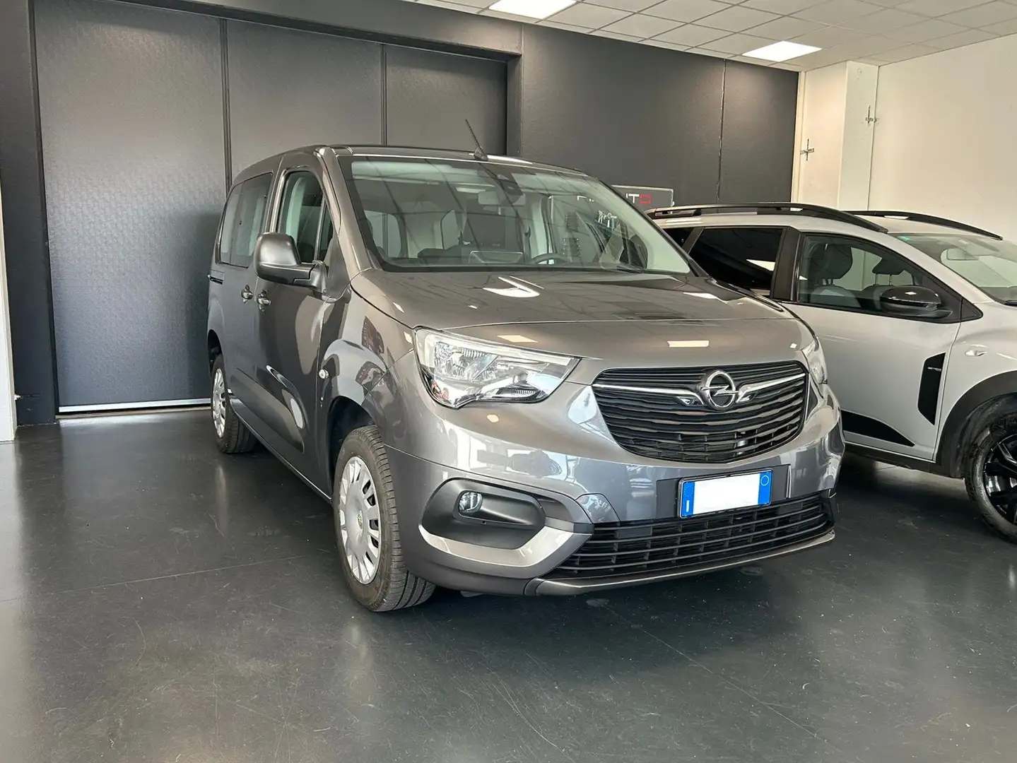 Opel Combo 1.5 D 130 CV VETTURA UNICOPROPRIETARIO Grigio - 2
