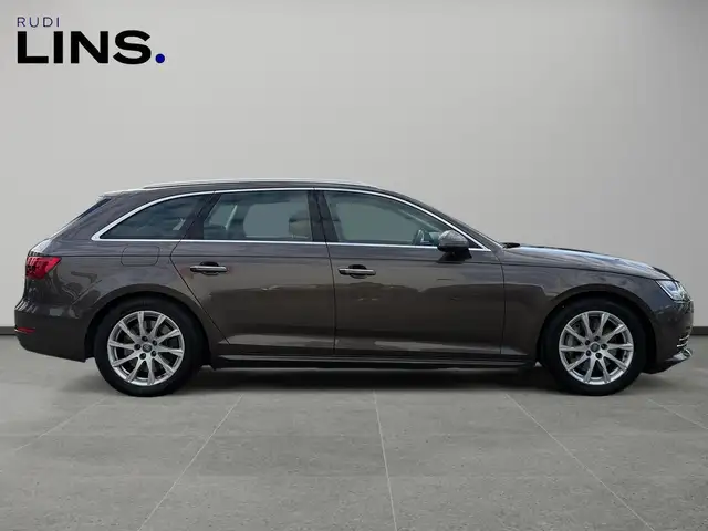 Audi A4 view 4