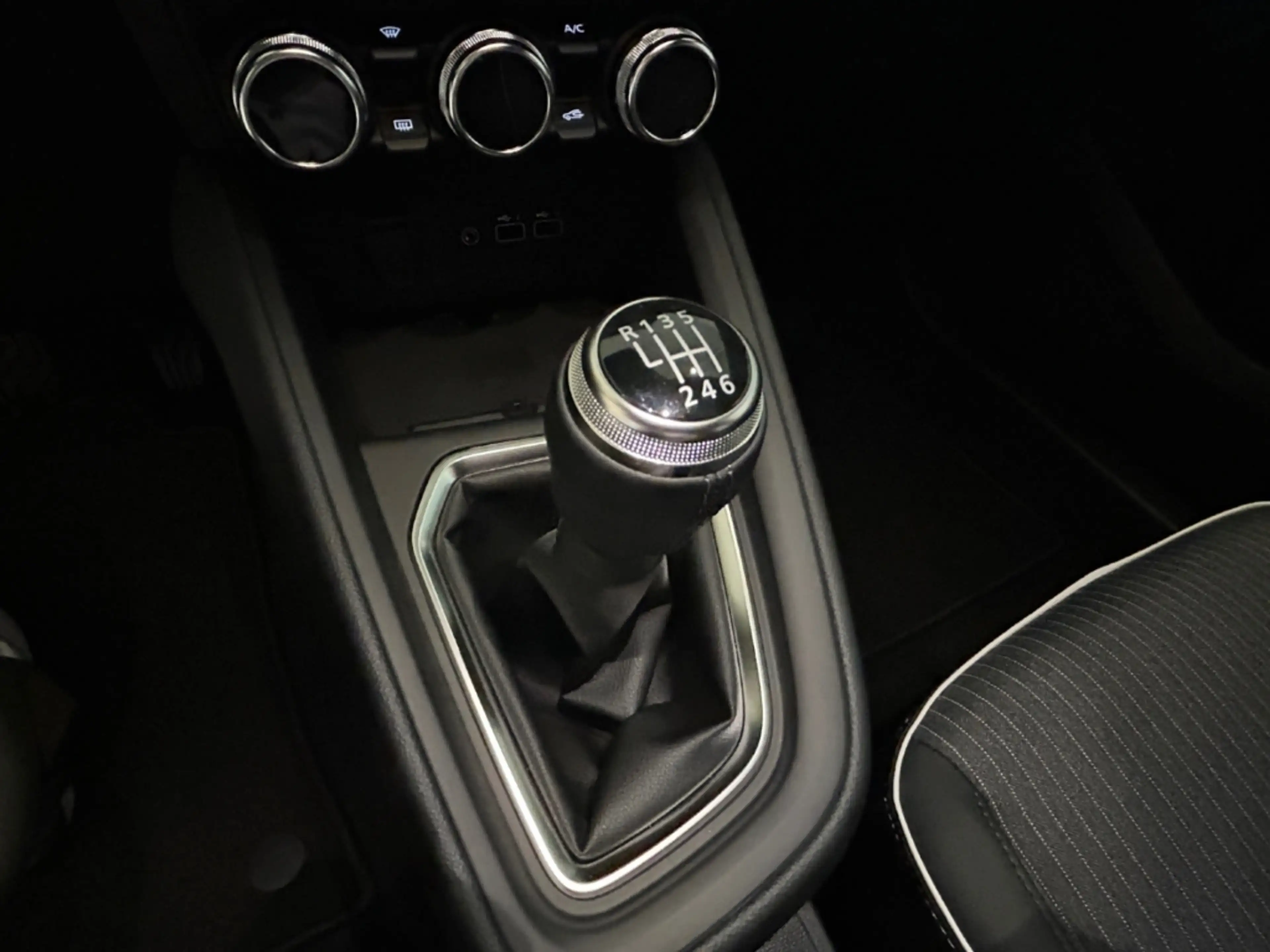 Mitsubishi Colt Select 1.0 Navi LED Kamera Sitzh Keyless DAB — photo 11
