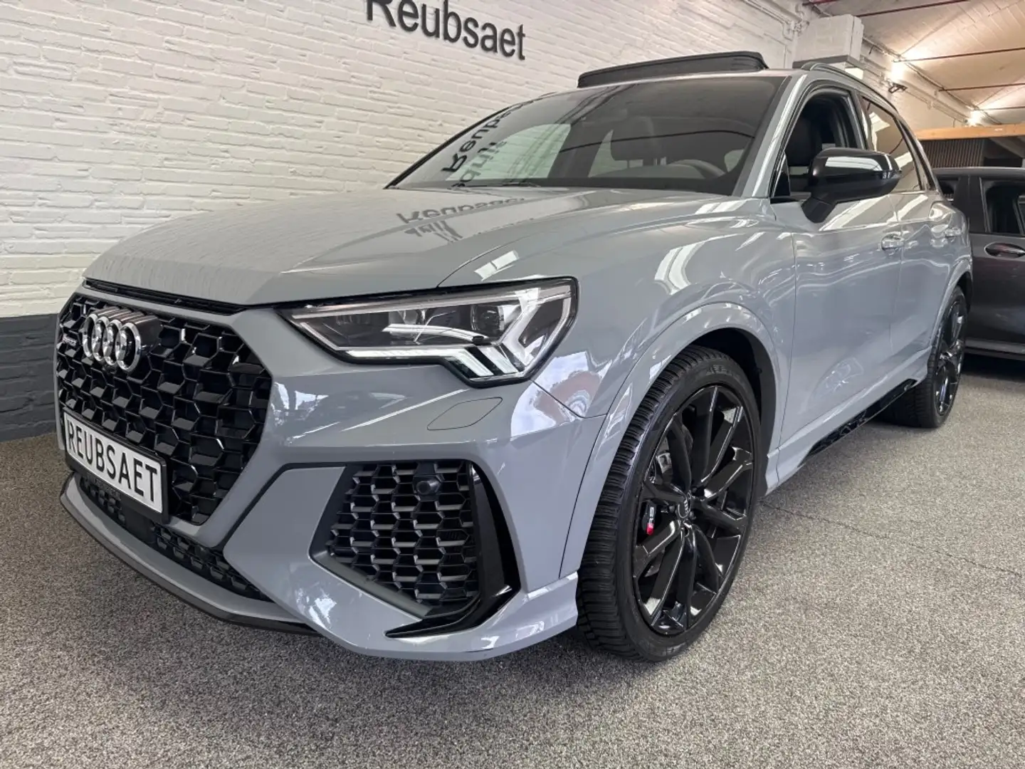 Audi RS Q3 2.5 Tfsi 400Pk RS Panodak Carbon Clima Navi CarPla Grijs - 2