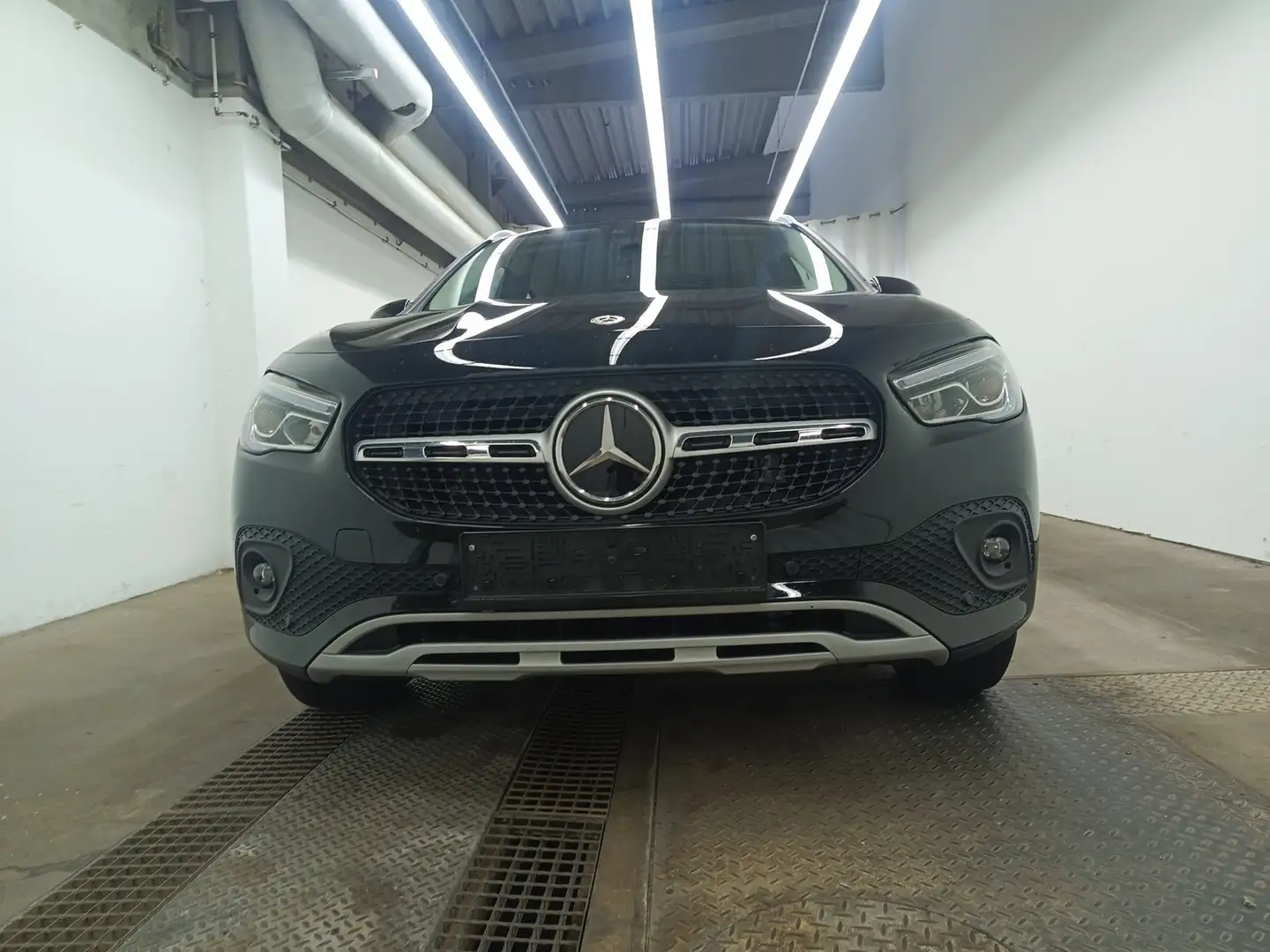 Mercedes-Benz GLA 200 GLA 200 d 4Matic NAV LED AC PDC MBUX TEMP LEDER Noir - 2