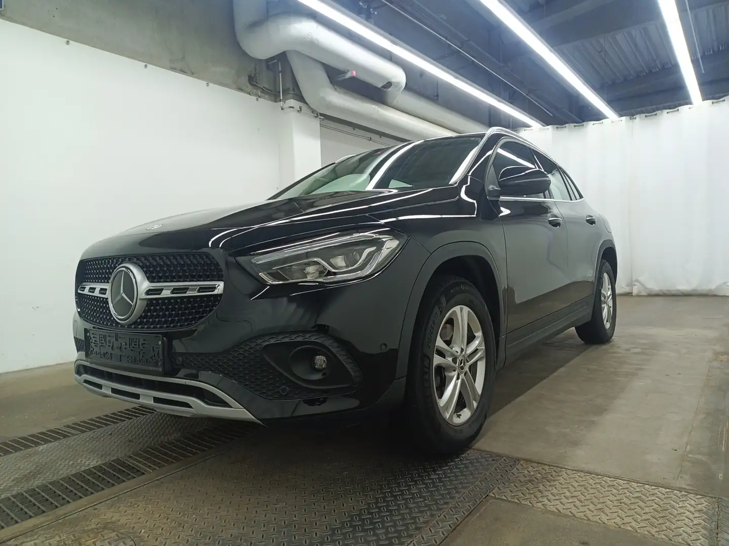 Mercedes-Benz GLA 200 GLA 200 d 4Matic NAV LED AC PDC MBUX TEMP LEDER Noir - 1