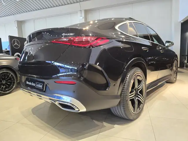 Mercedes-Benz 220 view 3