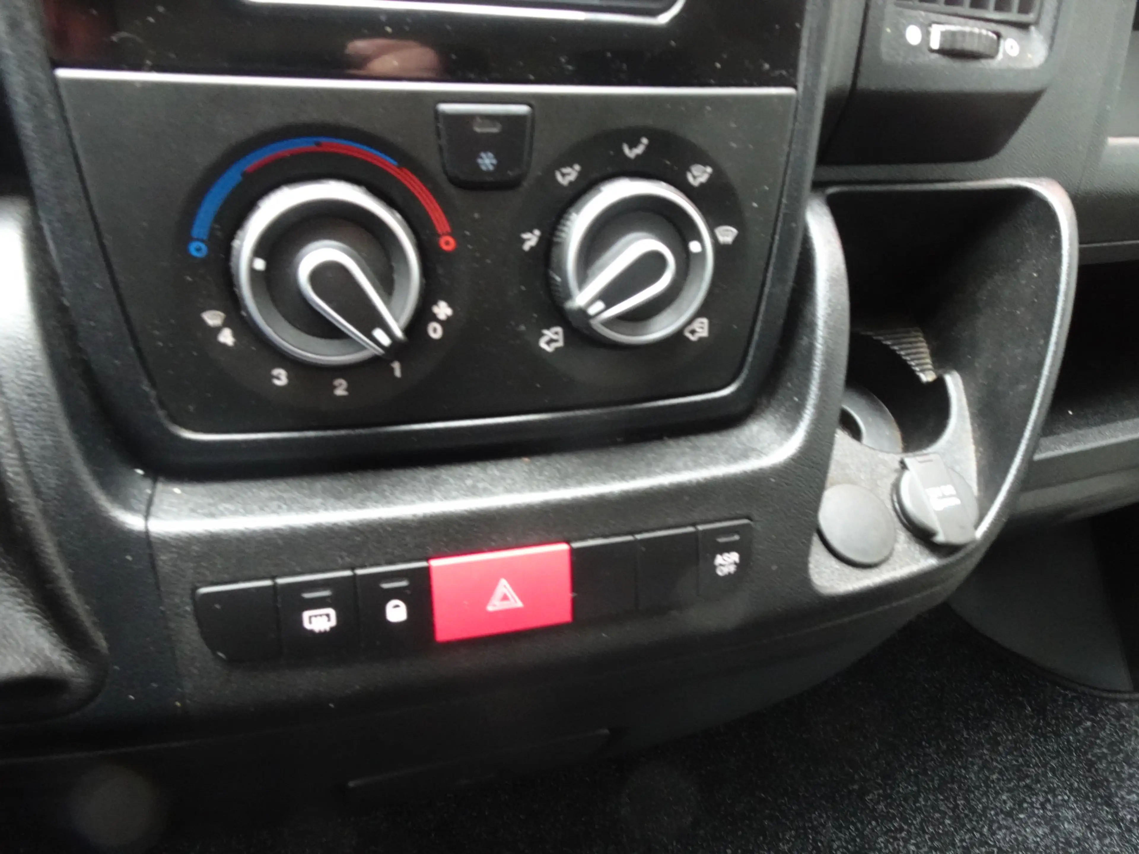 Peugeot Boxer 330 2.2 HDI L2H2 XR 3 zits airco — photo 9